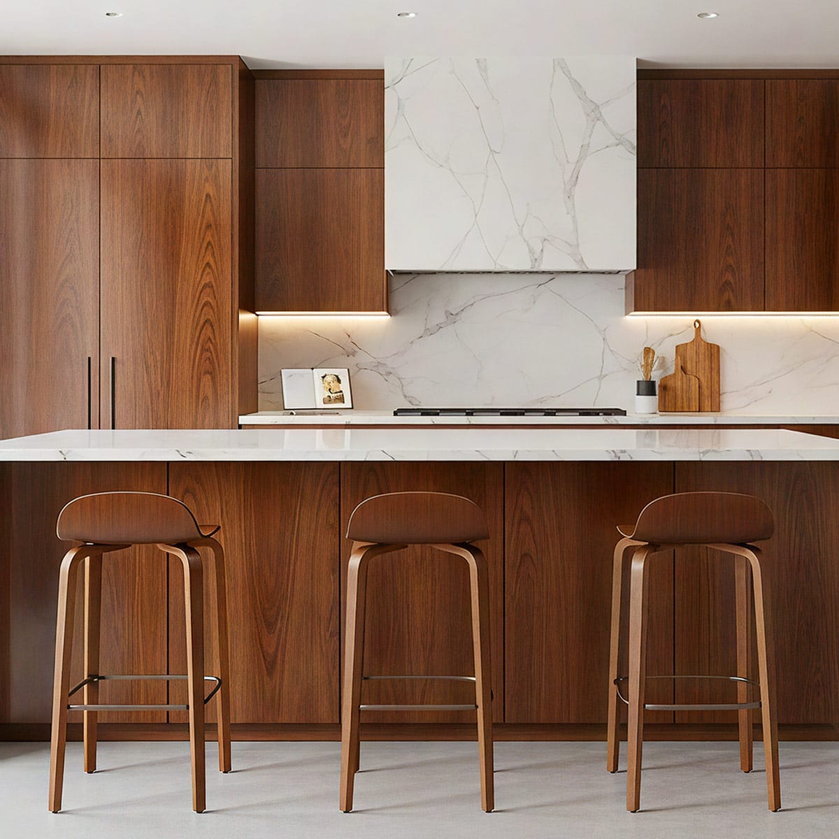 Sgabello Legno - Curve Noce Lucido